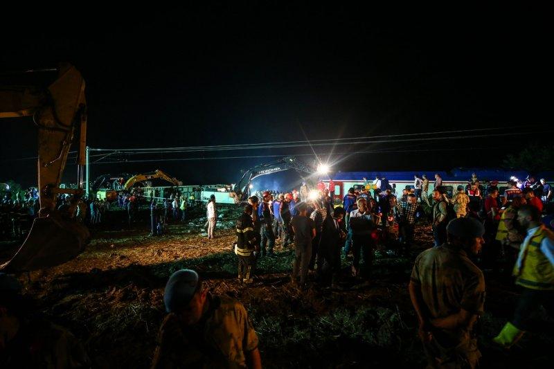 Çorlu'daki tren kazası sonrası çalışmalar sabaha kadar sürdü