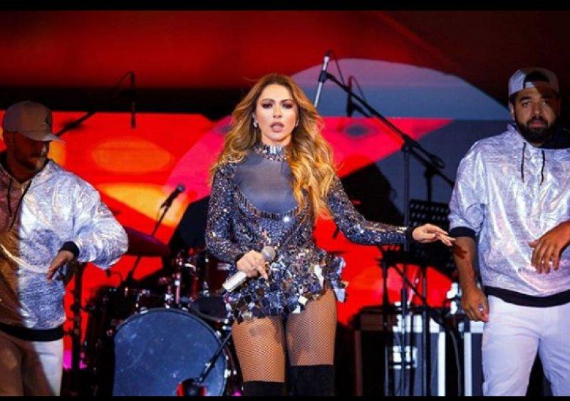 Almanya'da konser veren Hadise tek çizmeyle sahneye çıktı 