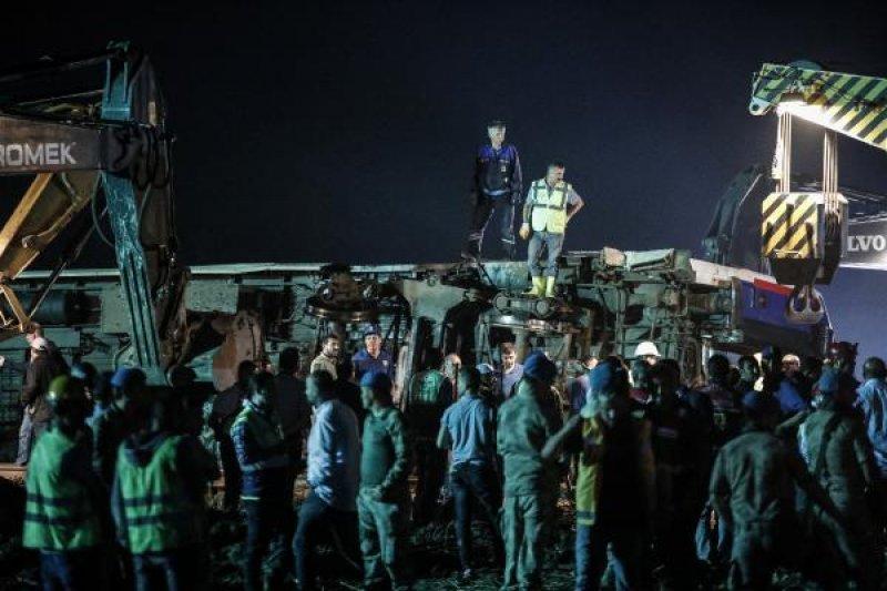 Çorlu'daki tren kazası sonrası çalışmalar sabaha kadar sürdü