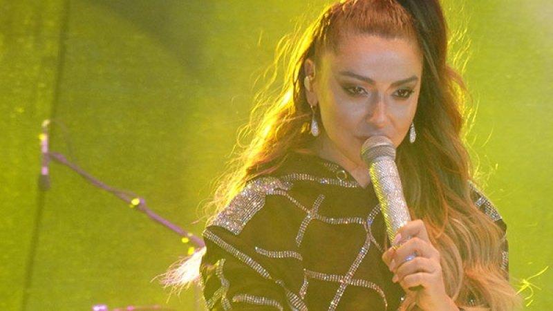 Almanya'da konser veren Hadise tek çizmeyle sahneye çıktı 