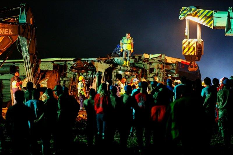 Çorlu'daki tren kazası sonrası çalışmalar sabaha kadar sürdü