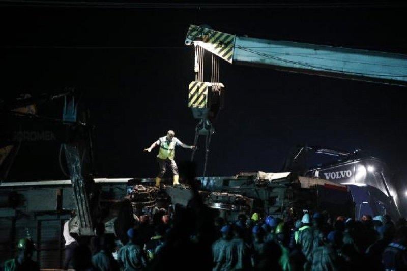 Çorlu'daki tren kazası sonrası çalışmalar sabaha kadar sürdü