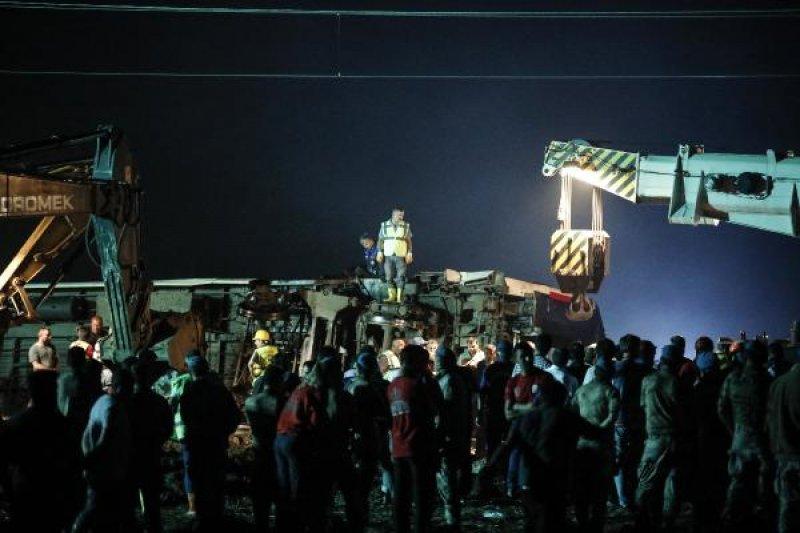 Çorlu'daki tren kazası sonrası çalışmalar sabaha kadar sürdü