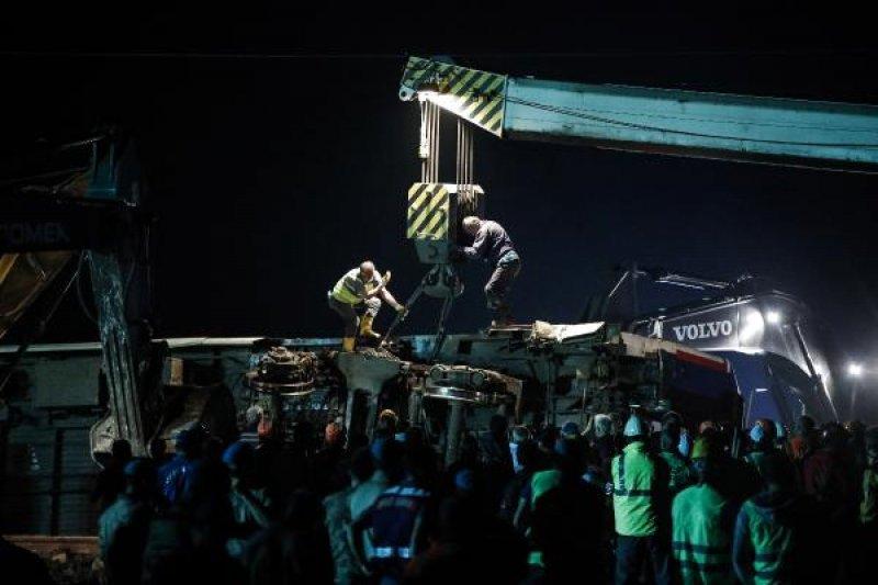 Çorlu'daki tren kazası sonrası çalışmalar sabaha kadar sürdü