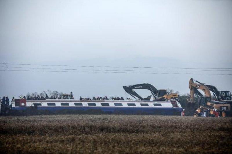 Çorlu'daki tren kazası sonrası çalışmalar sabaha kadar sürdü
