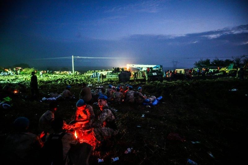 Çorlu'daki tren kazası sonrası çalışmalar sabaha kadar sürdü