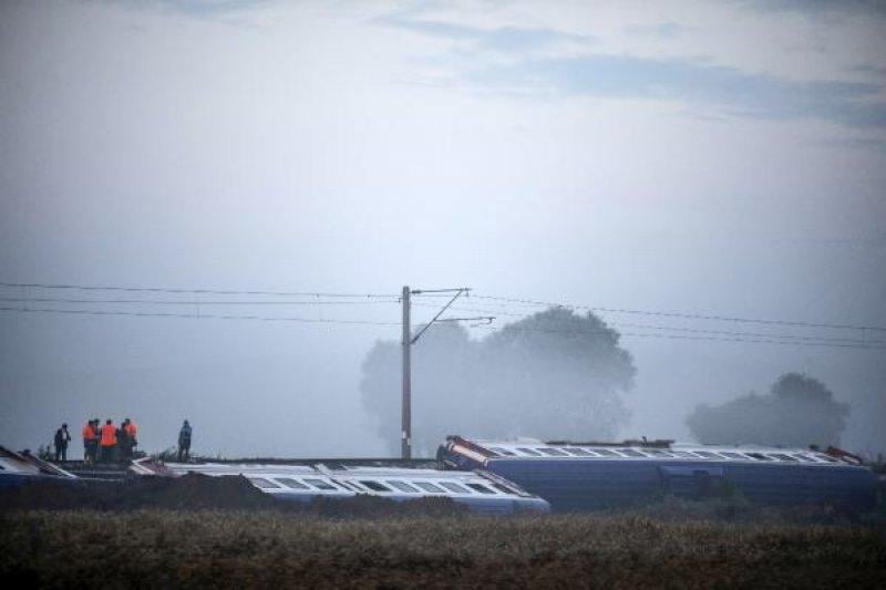 Çorlu'daki tren kazası sonrası çalışmalar sabaha kadar sürdü