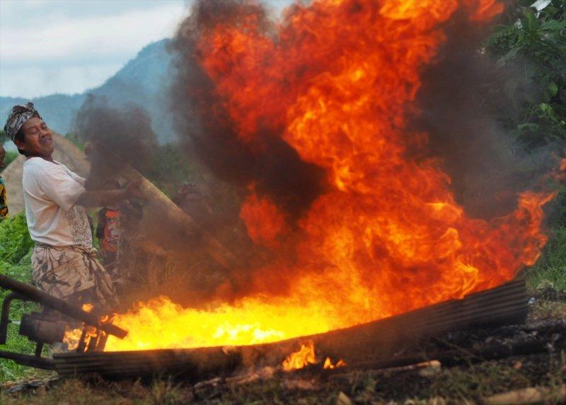 Endonezya'da ölü yakma töreni