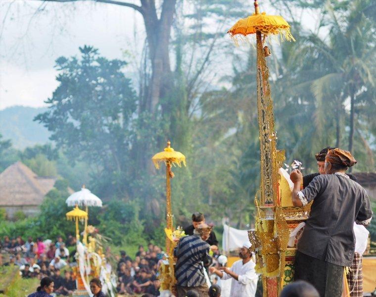 Endonezya'da ölü yakma töreni