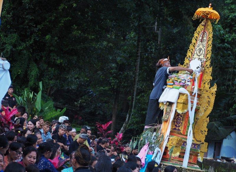 Endonezya'da ölü yakma töreni