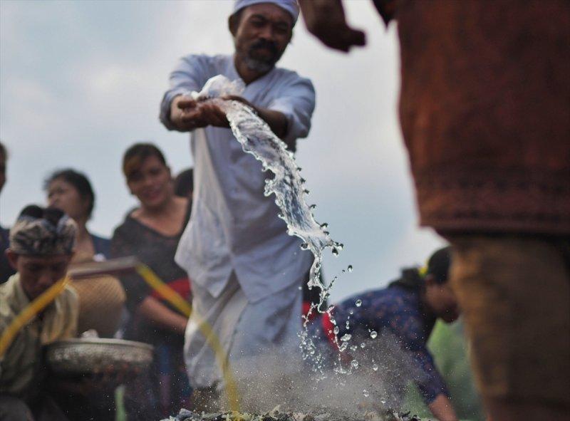 Endonezya'da ölü yakma töreni