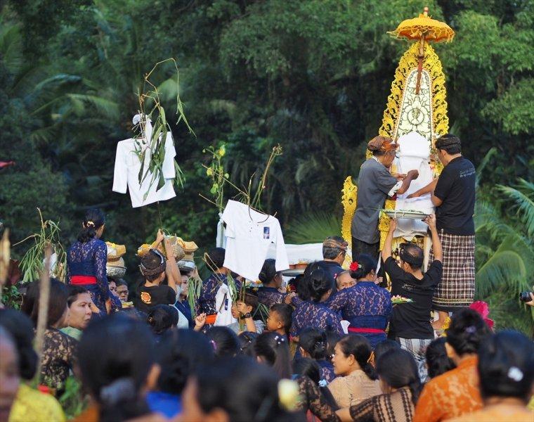 Endonezya'da ölü yakma töreni