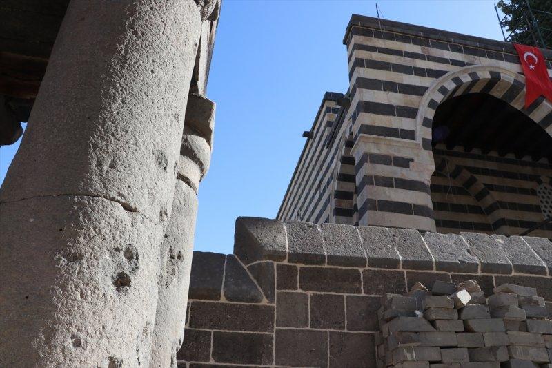 Dört Ayaklı Minare'deki kurşun izleri silinmeyecek