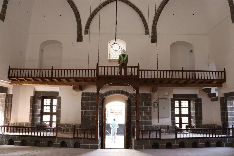 Dört Ayaklı Minare'deki kurşun izleri silinmeyecek