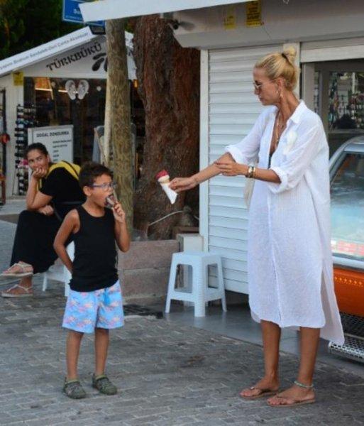 Çağla Şıkel annesiyle yürüyüşte