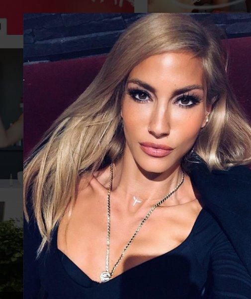 Çağla Şıkel annesiyle yürüyüşte