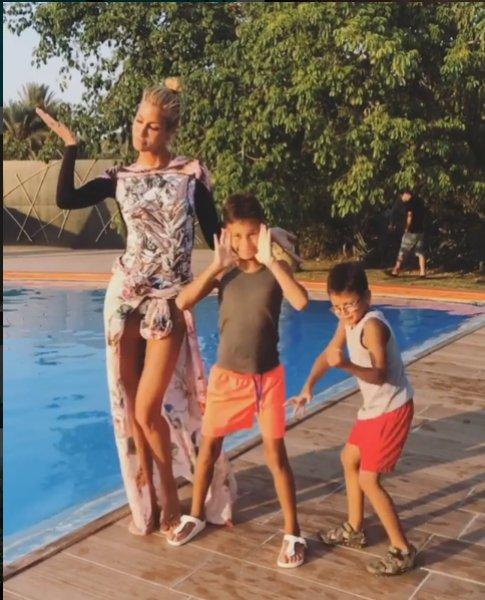 Çağla Şıkel annesiyle yürüyüşte