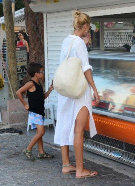 Çağla Şıkel annesiyle yürüyüşte