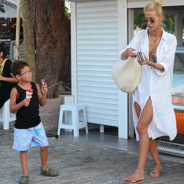 Çağla Şıkel annesiyle yürüyüşte