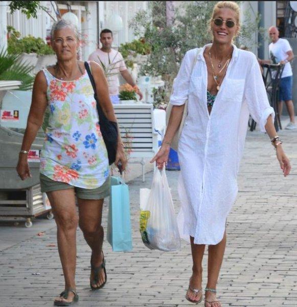 Çağla Şıkel annesiyle yürüyüşte