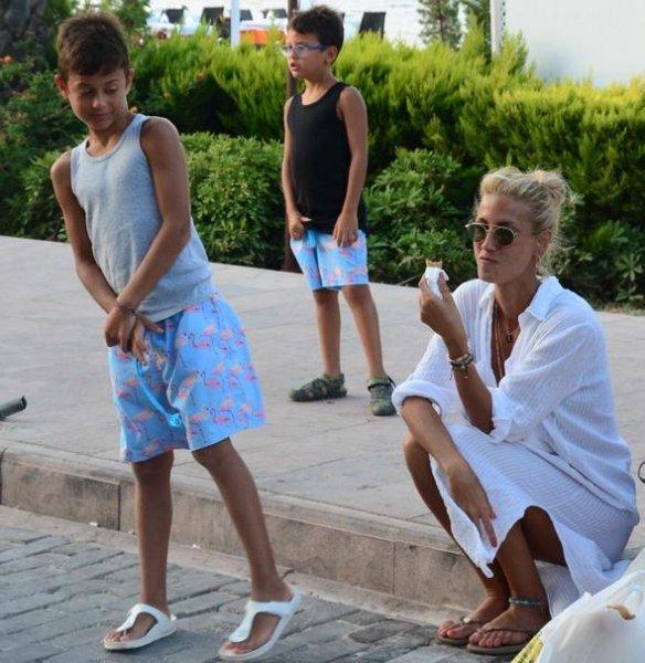 Çağla Şıkel annesiyle yürüyüşte