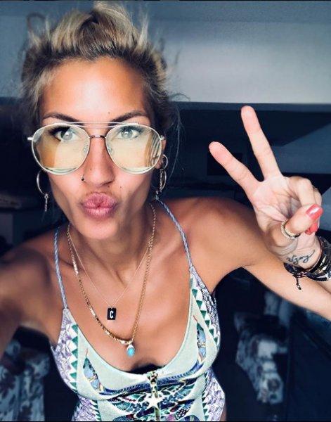 Çağla Şıkel annesiyle yürüyüşte