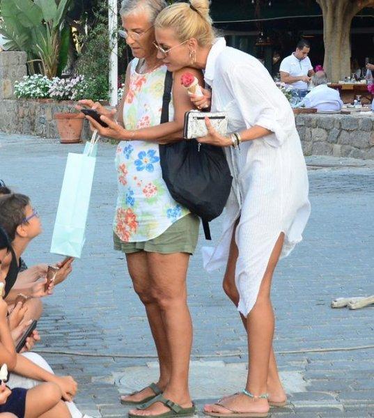 Çağla Şıkel annesiyle yürüyüşte