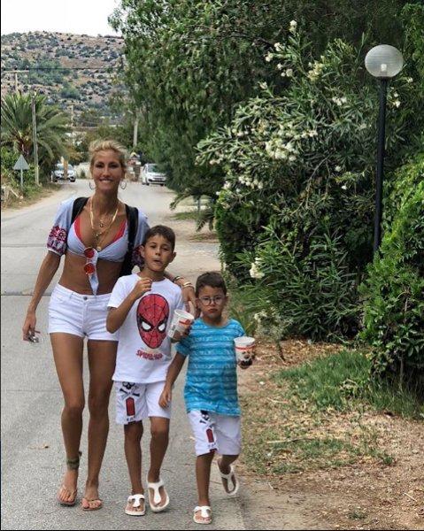 Çağla Şıkel annesiyle yürüyüşte