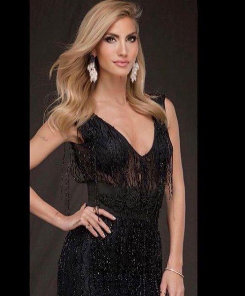 Çağla Şıkel annesiyle yürüyüşte