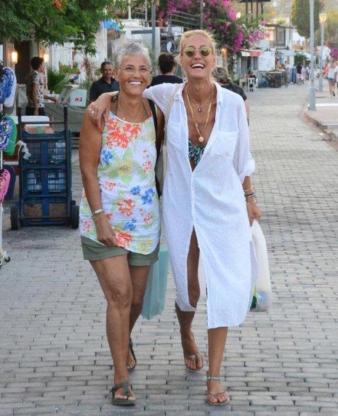 Çağla Şıkel annesiyle yürüyüşte