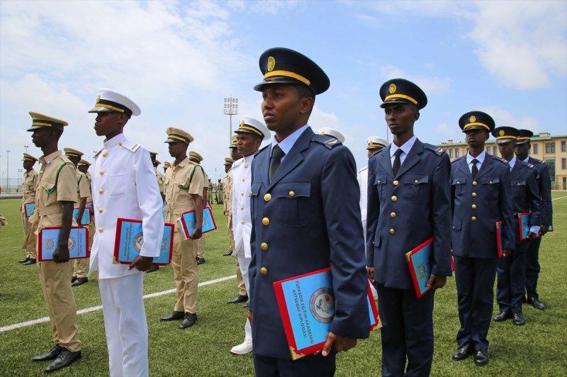Somali Türk Görev Kuvveti Komutanlığı'nda mezuniyet heyecanı