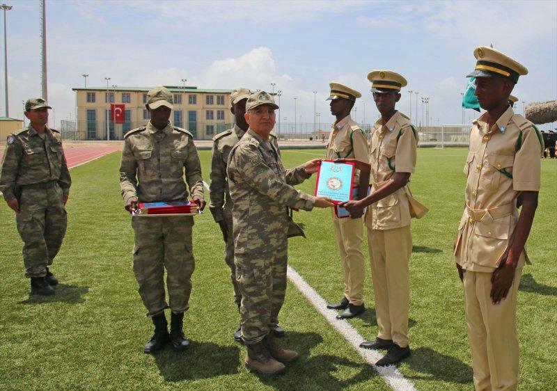Somali Türk Görev Kuvveti Komutanlığı'nda mezuniyet heyecanı