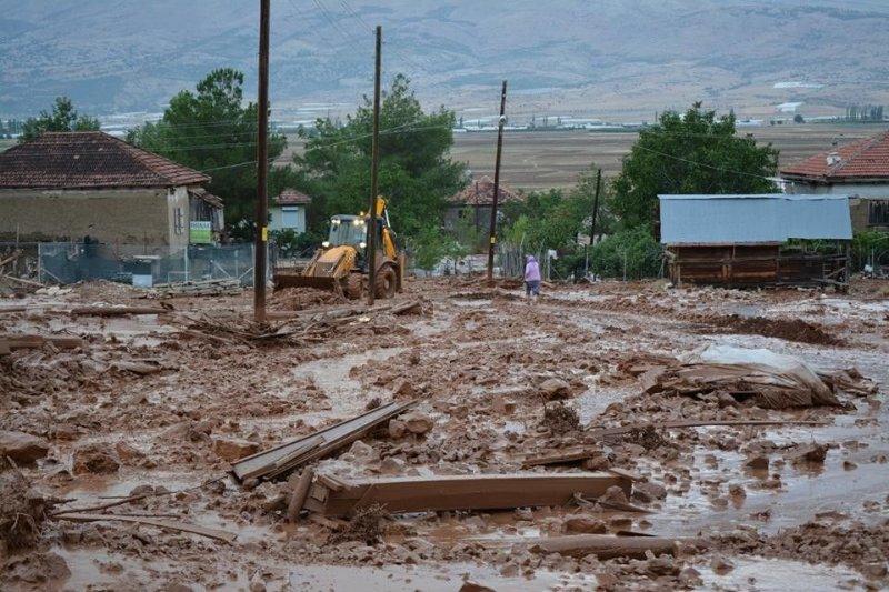 Elmalı'yı ikinci kez sel vurdu