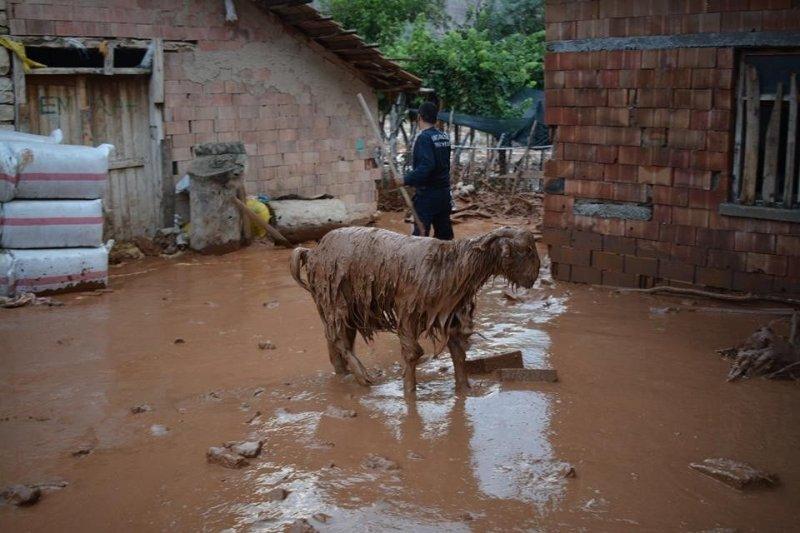 Elmalı'yı ikinci kez sel vurdu
