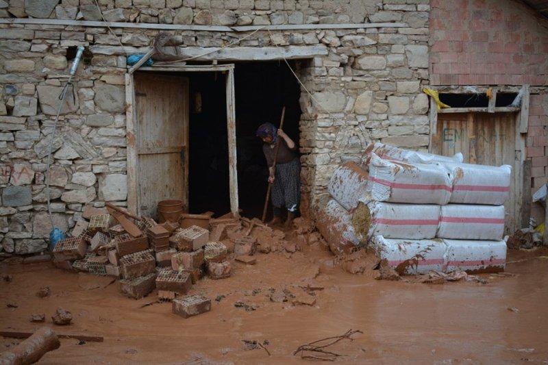 Elmalı'yı ikinci kez sel vurdu