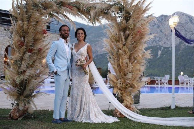 Erkan Kolçak Köstendil ve Cansu Tosun evlendi