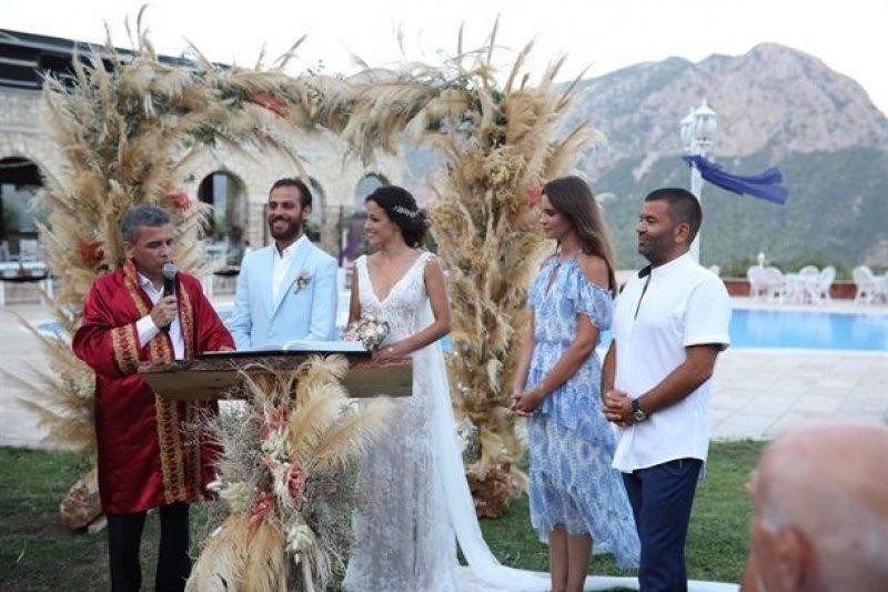 Erkan Kolçak Köstendil ve Cansu Tosun evlendi