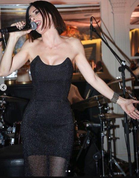 Defne Samyeli'den bikinili paylaşım