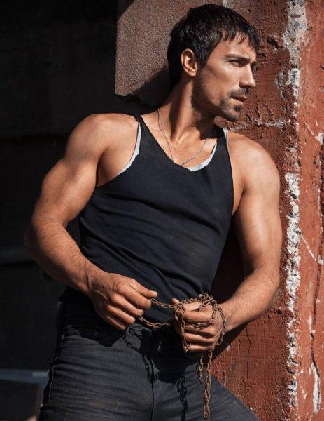 Erkek oyuncuların kas yarışı 