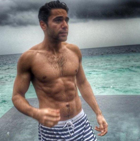 Erkek oyuncuların kas yarışı 