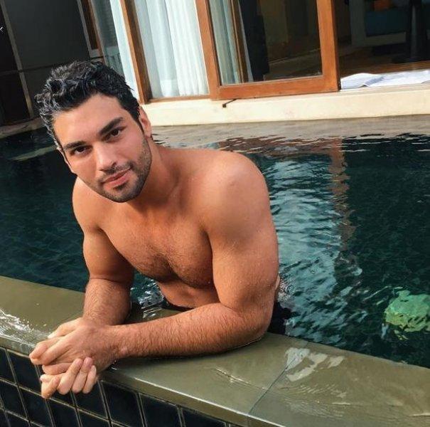 Erkek oyuncuların kas yarışı 