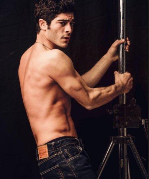 Erkek oyuncuların kas yarışı 