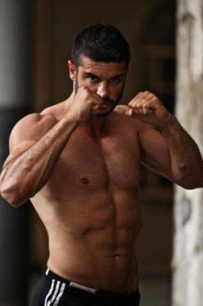 Erkek oyuncuların kas yarışı 