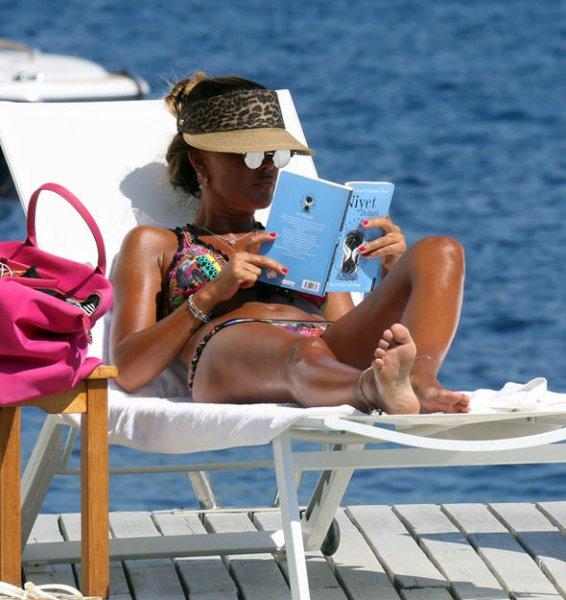 Özlem Yıldız Bodrum plajına damga vurdu 