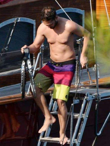 Erkek oyuncuların kas yarışı 