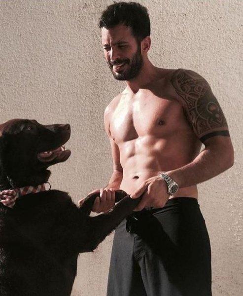 Erkek oyuncuların kas yarışı 