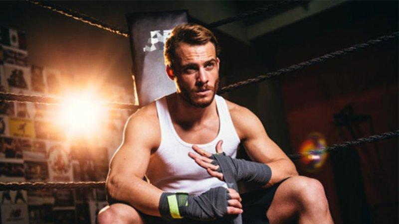 Erkek oyuncuların kas yarışı 