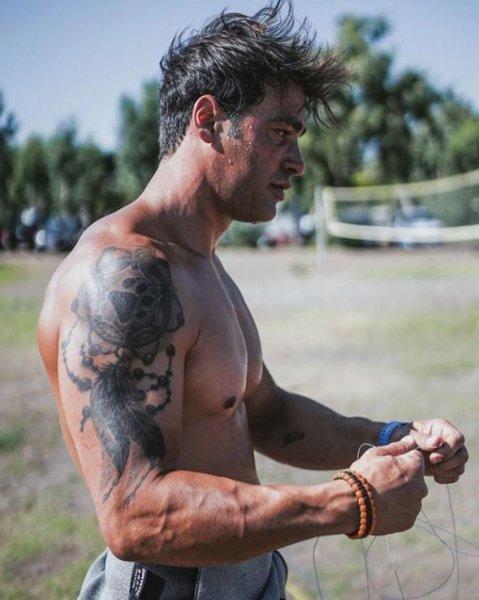 Erkek oyuncuların kas yarışı 