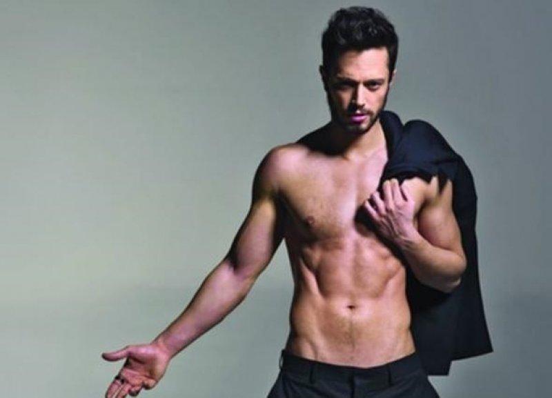 Erkek oyuncuların kas yarışı 