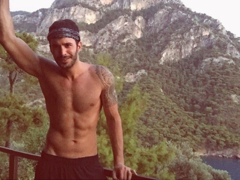 Erkek oyuncuların kas yarışı 